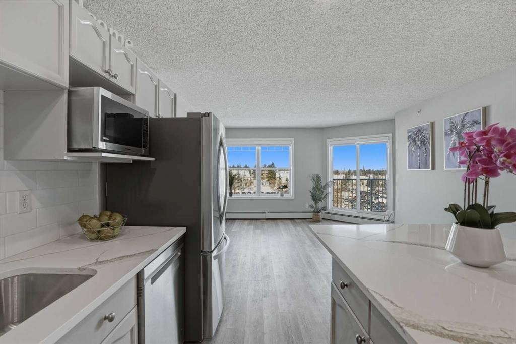 302-3 Somervale View Sw, Calgary, AB - Indoor Photo Showing Kitchen