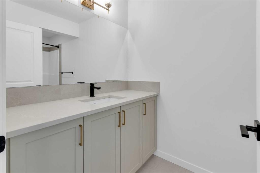 200 Starling Place Nw, Calgary, AB - Indoor Photo Showing Bathroom
