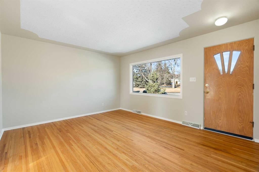 19 Carmangay Crescent Nw, Calgary, AB - Indoor Photo Showing Other Room