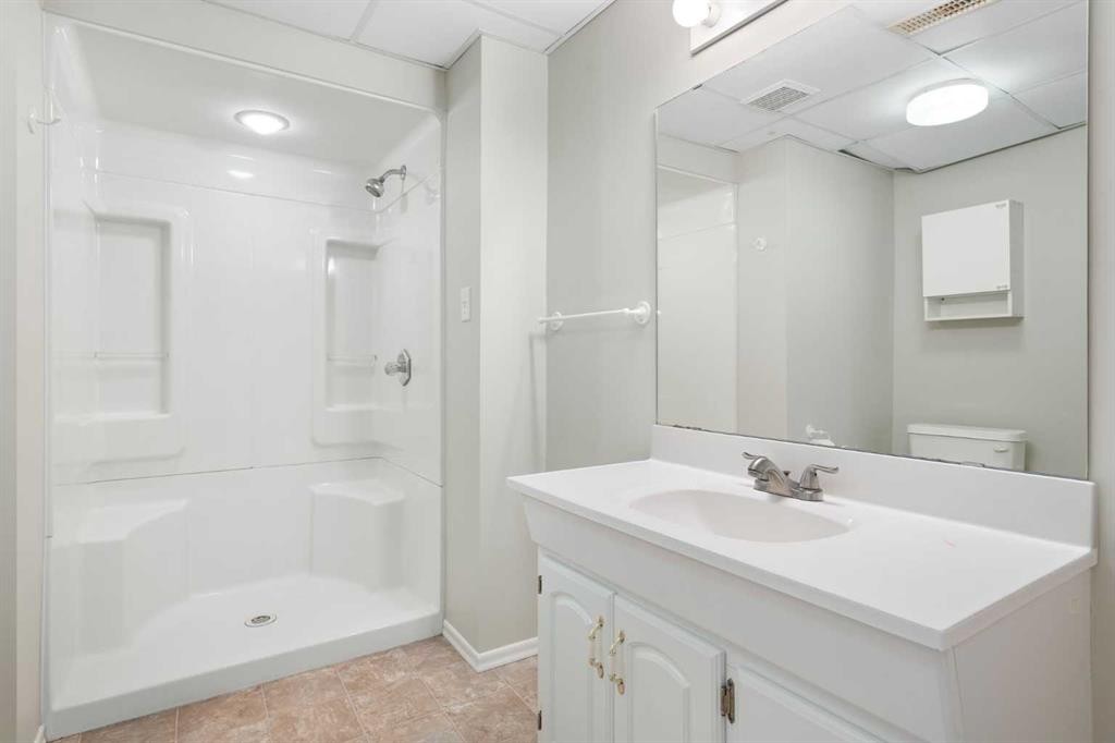 19 Carmangay Crescent Nw, Calgary, AB - Indoor Photo Showing Bathroom
