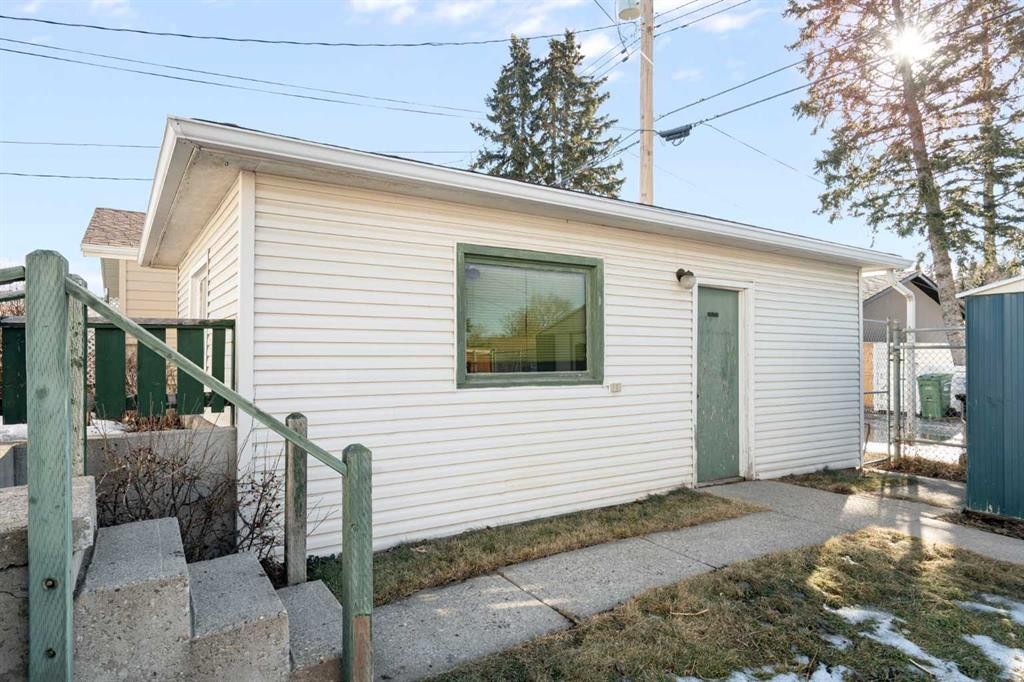 19 Carmangay Crescent Nw, Calgary, AB - Outdoor With Exterior