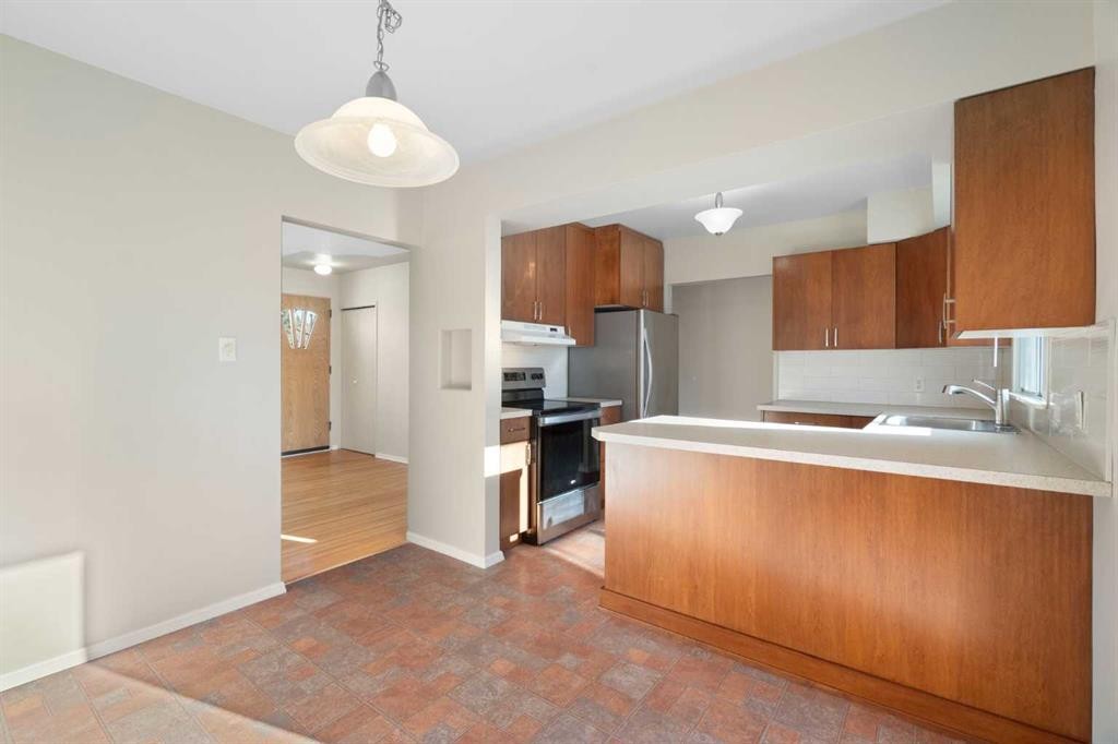 19 Carmangay Crescent Nw, Calgary, AB - Indoor Photo Showing Kitchen