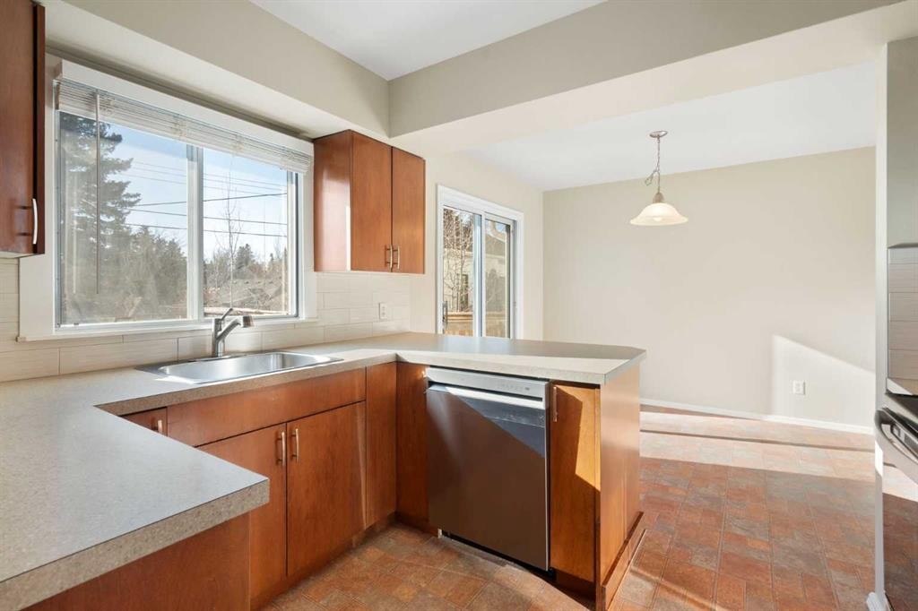 19 Carmangay Crescent Nw, Calgary, AB - Indoor Photo Showing Kitchen