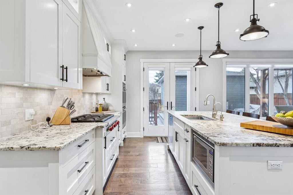 419 47 Avenue Sw, Calgary, AB - Indoor Photo Showing Kitchen With Upgraded Kitchen