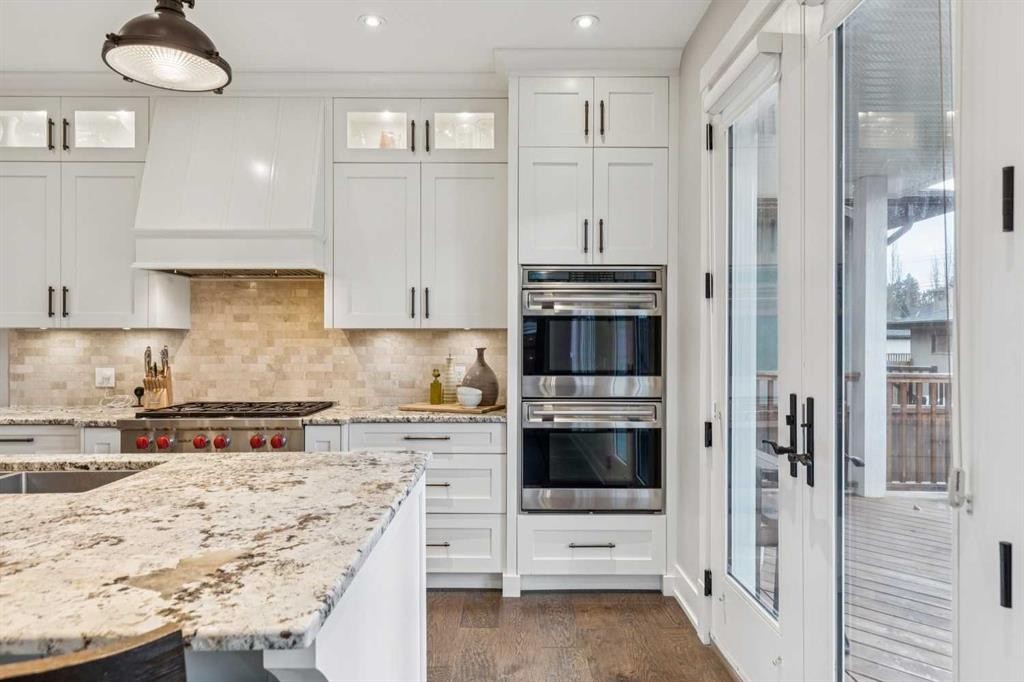 419 47 Avenue Sw, Calgary, AB - Indoor Photo Showing Kitchen With Upgraded Kitchen