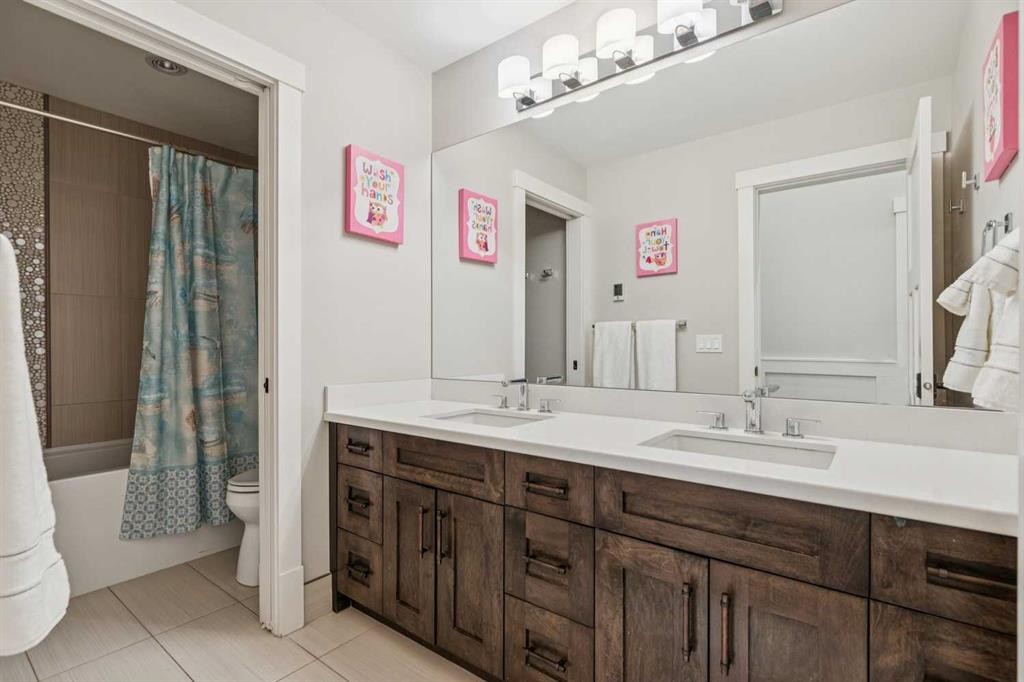 419 47 Avenue Sw, Calgary, AB - Indoor Photo Showing Bathroom