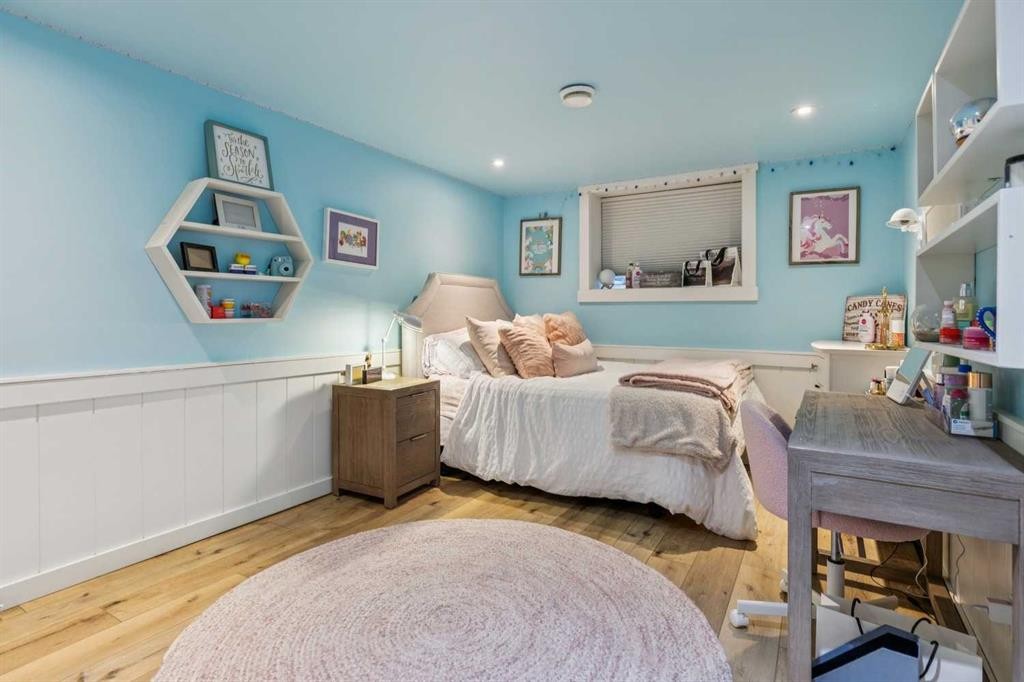 419 47 Avenue Sw, Calgary, AB - Indoor Photo Showing Bedroom