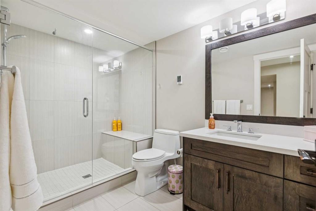 419 47 Avenue Sw, Calgary, AB - Indoor Photo Showing Bathroom