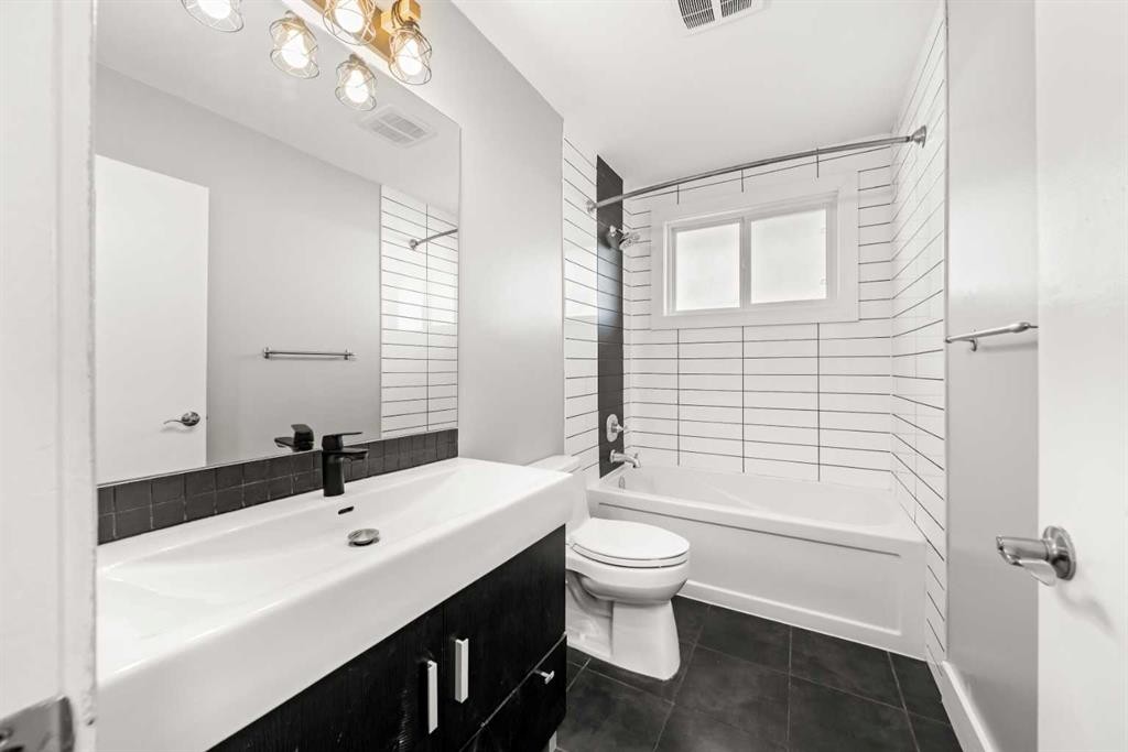 4520 Greenview Drive Ne, Calgary, AB - Indoor Photo Showing Bathroom