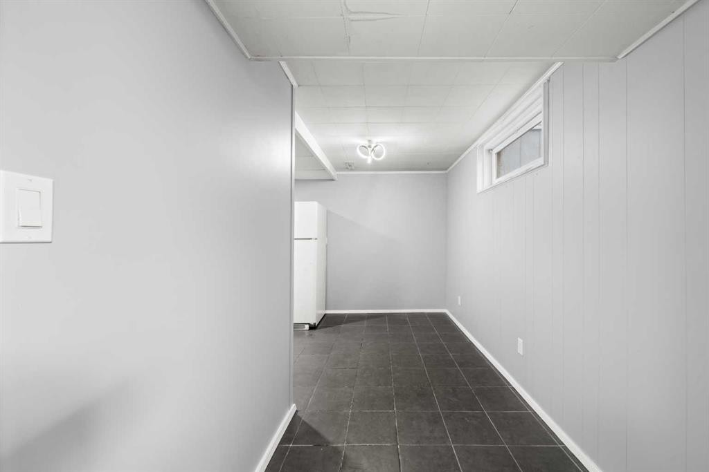 4520 Greenview Drive Ne, Calgary, AB - Indoor Photo Showing Other Room