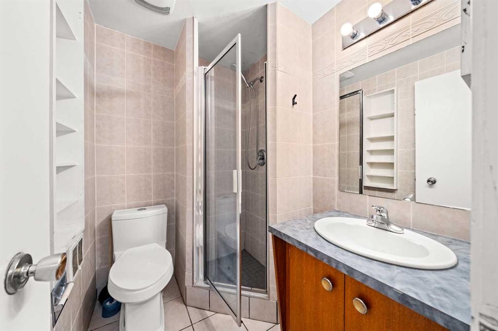 4520 Greenview Drive Ne, Calgary, AB - Indoor Photo Showing Bathroom