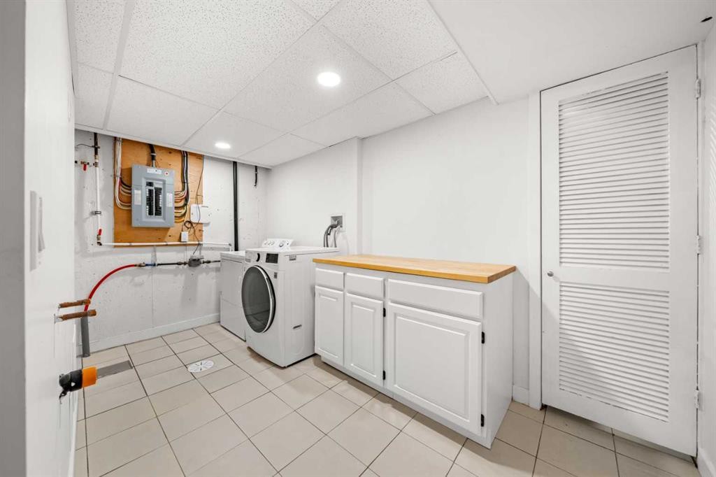 4520 Greenview Drive Ne, Calgary, AB - Indoor Photo Showing Laundry Room