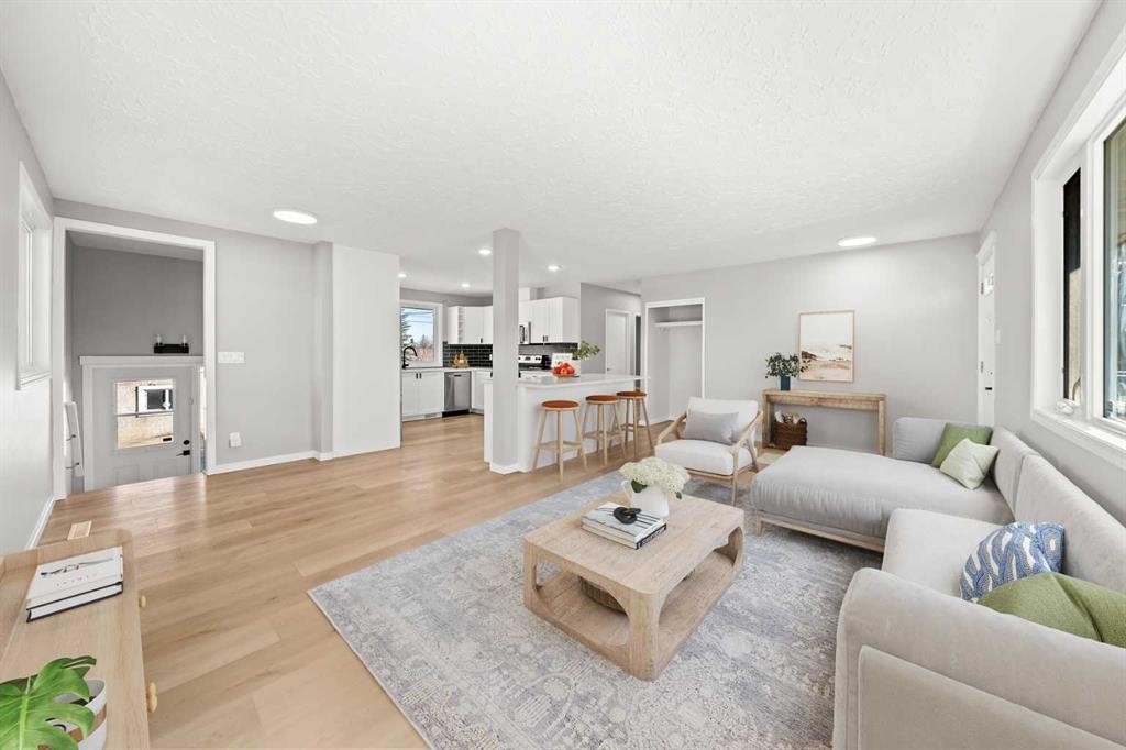 4520 Greenview Drive Ne, Calgary, AB - Indoor Photo Showing Living Room