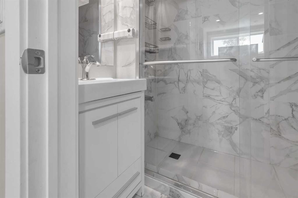 142 Red Embers Gate Ne, Calgary, AB - Indoor Photo Showing Bathroom