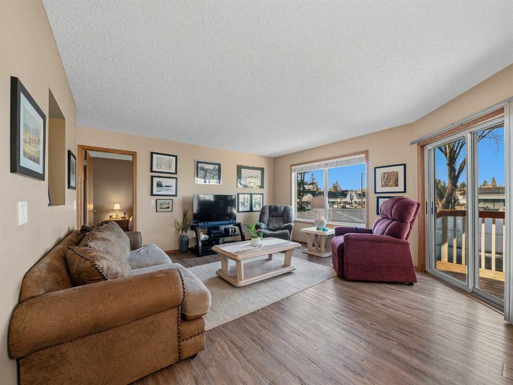 12 Deer Ridge Close Se, Calgary, AB - Indoor Photo Showing Living Room
