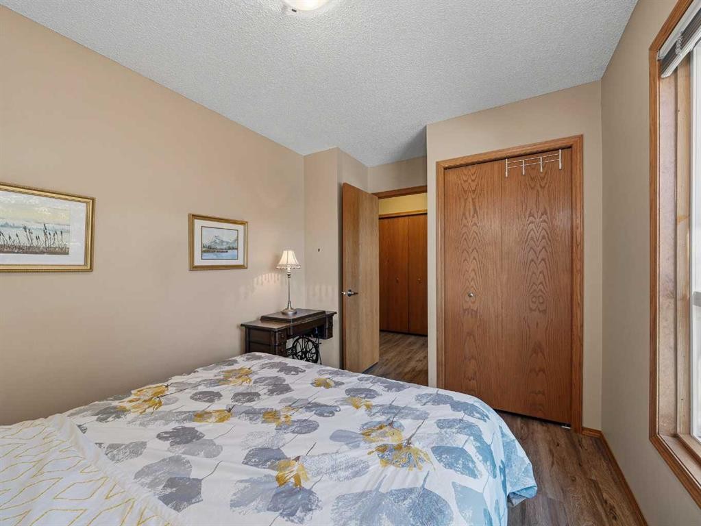 12 Deer Ridge Close Se, Calgary, AB - Indoor Photo Showing Bedroom
