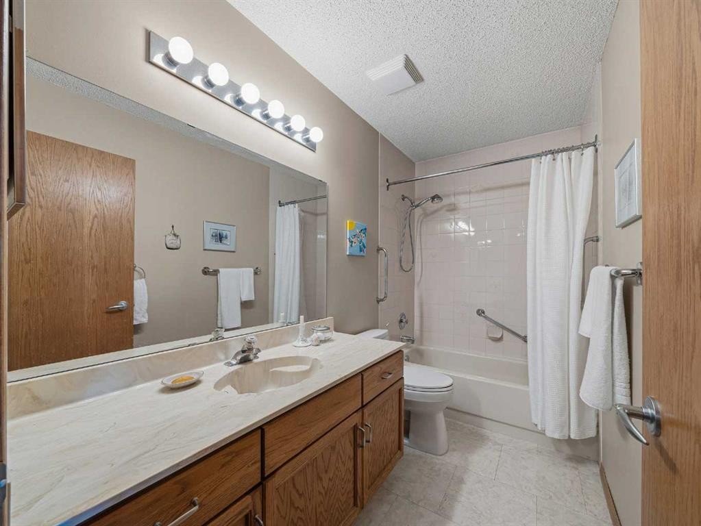 12 Deer Ridge Close Se, Calgary, AB - Indoor Photo Showing Bathroom