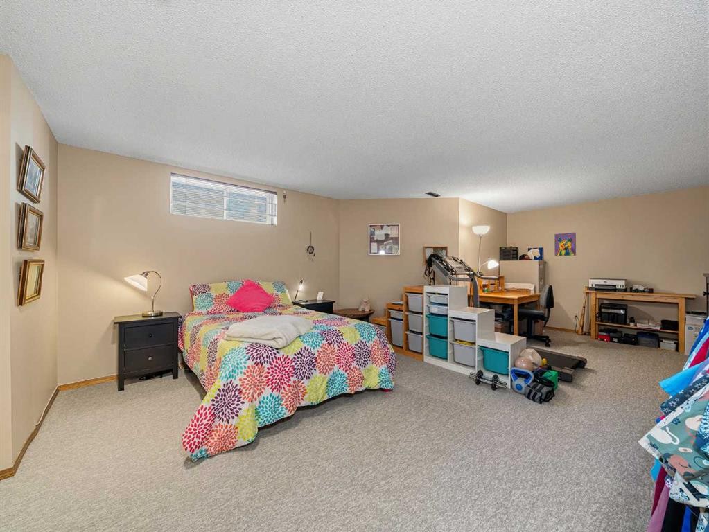 12 Deer Ridge Close Se, Calgary, AB - Indoor Photo Showing Bedroom