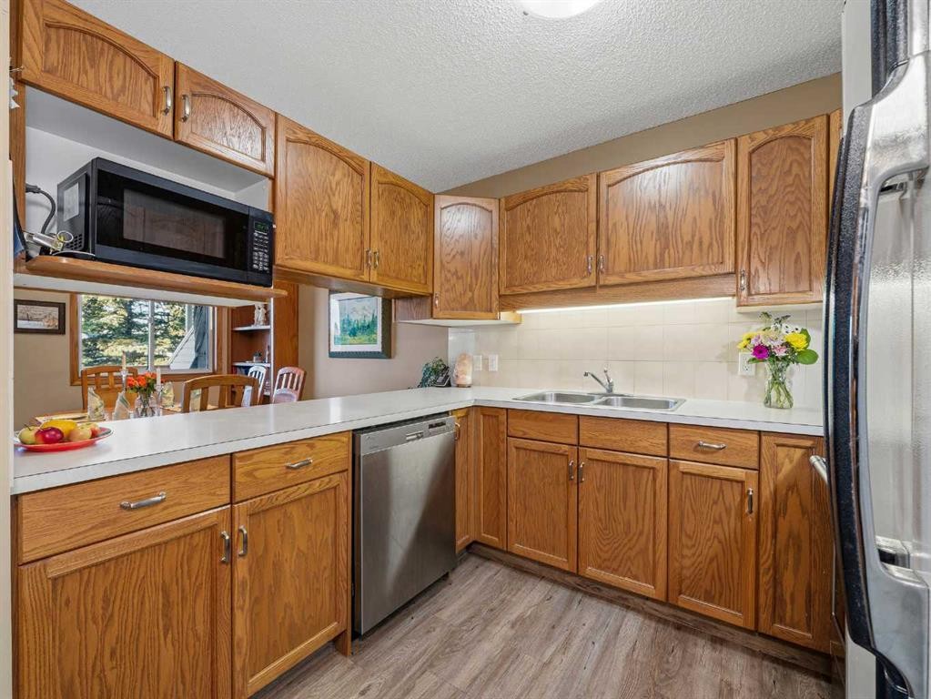 12 Deer Ridge Close Se, Calgary, AB - Indoor Photo Showing Kitchen With Double Sink