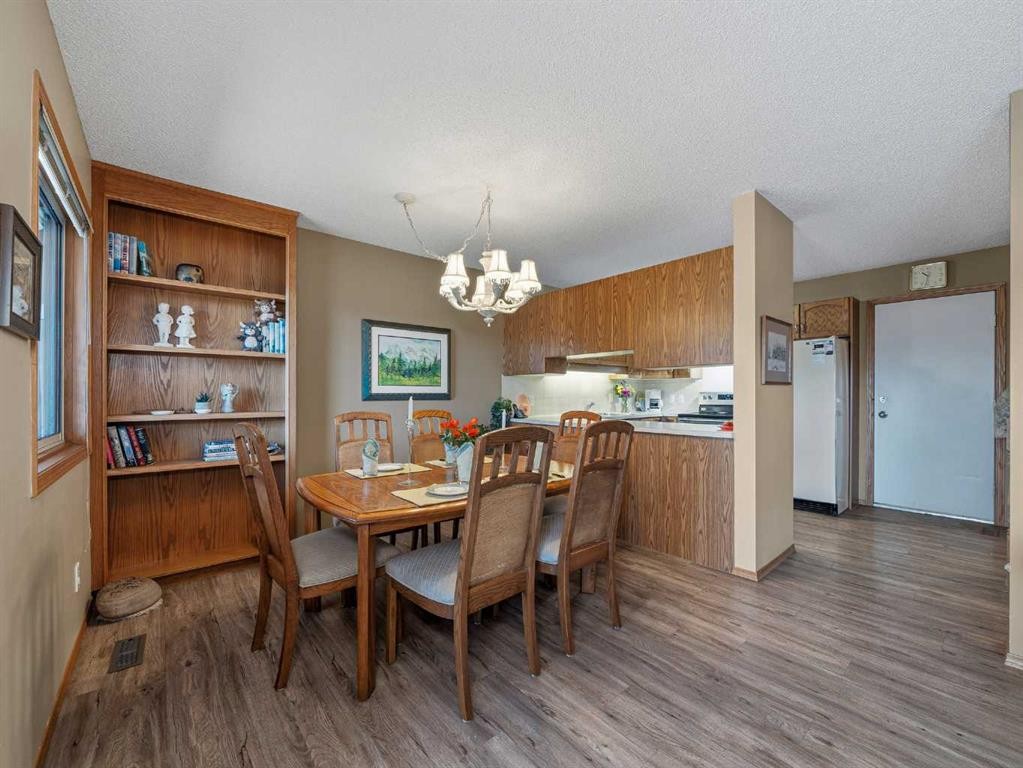 12 Deer Ridge Close Se, Calgary, AB - Indoor Photo Showing Dining Room