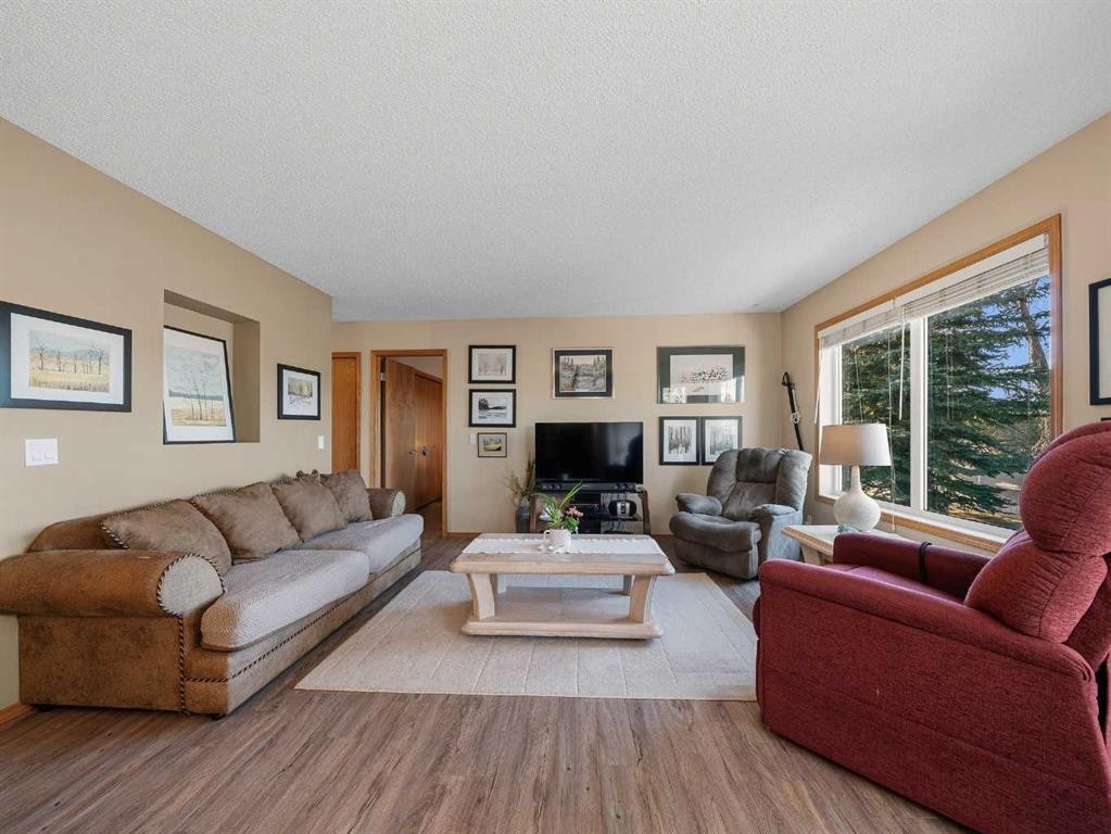 12 Deer Ridge Close Se, Calgary, AB - Indoor Photo Showing Living Room