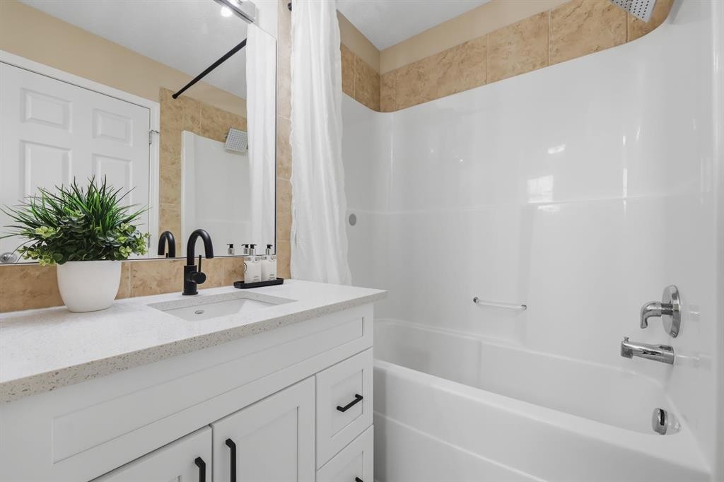 117 Panatella Park Nw, Calgary, AB - Indoor Photo Showing Bathroom
