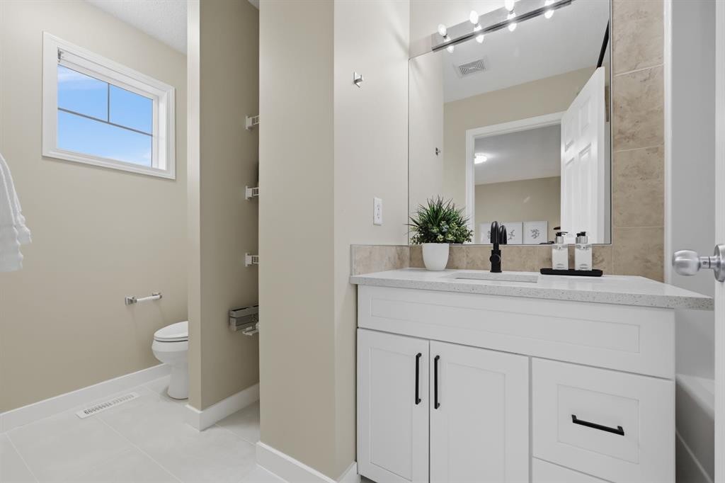 117 Panatella Park Nw, Calgary, AB - Indoor Photo Showing Bathroom
