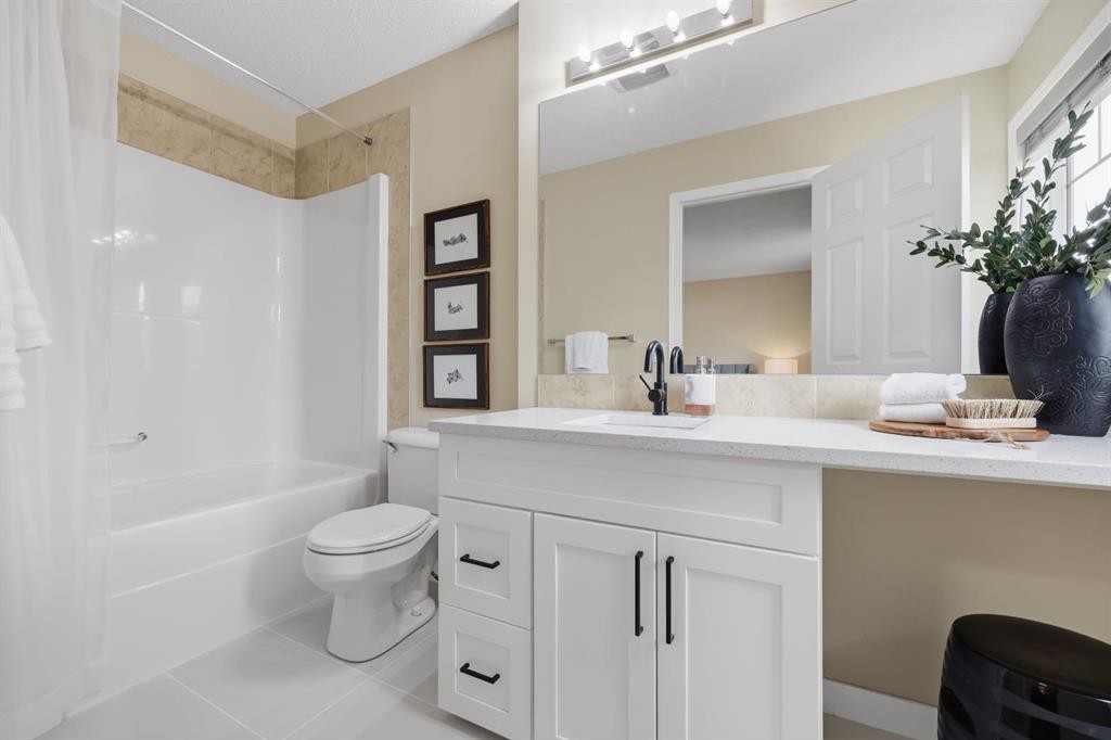 117 Panatella Park Nw, Calgary, AB - Indoor Photo Showing Bathroom