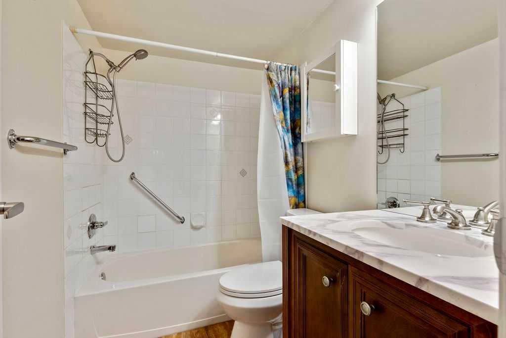113-10 Dover Point Se, Calgary, AB - Indoor Photo Showing Bathroom