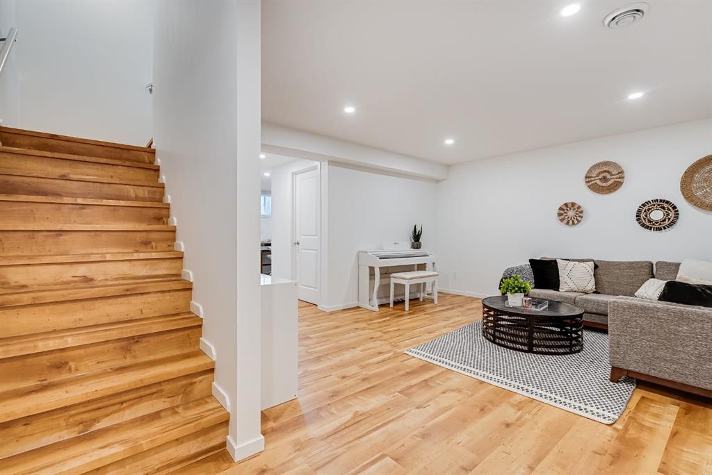 121 Marine Drive Se, Calgary, AB - Indoor