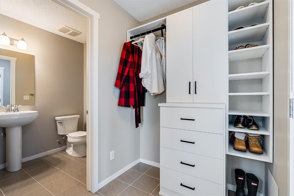121 Marine Drive Se, Calgary, AB - Indoor Photo Showing Bathroom