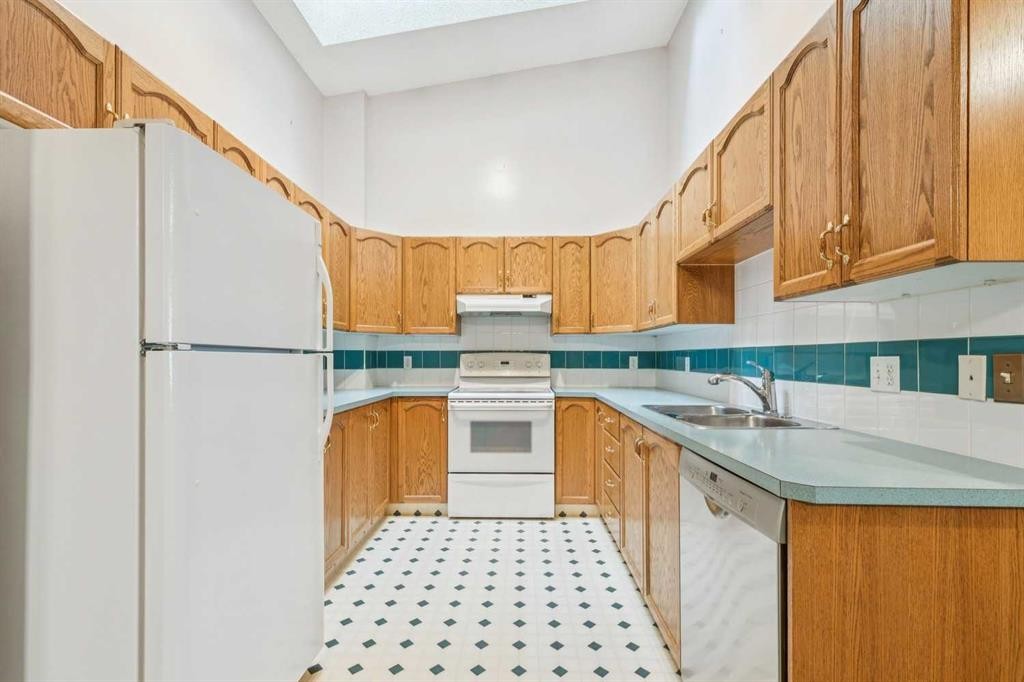 42 Harvest Oak Circle Ne, Calgary, AB - Indoor Photo Showing Kitchen With Double Sink