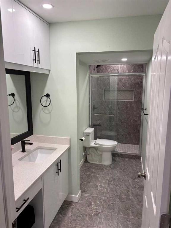 285 Evanspark Gardens Nw, Calgary, AB - Indoor Photo Showing Bathroom
