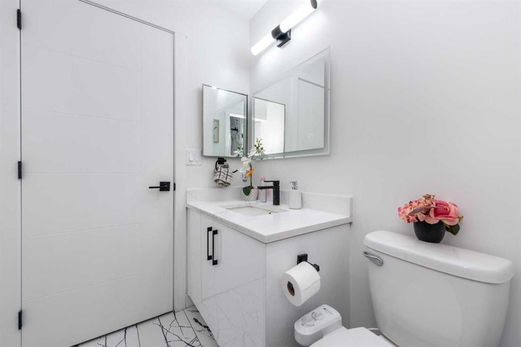 133 Woodbrook Road Sw, Calgary, AB - Indoor Photo Showing Bathroom