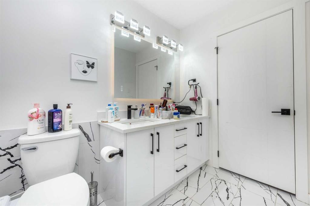 133 Woodbrook Road Sw, Calgary, AB - Indoor Photo Showing Bathroom