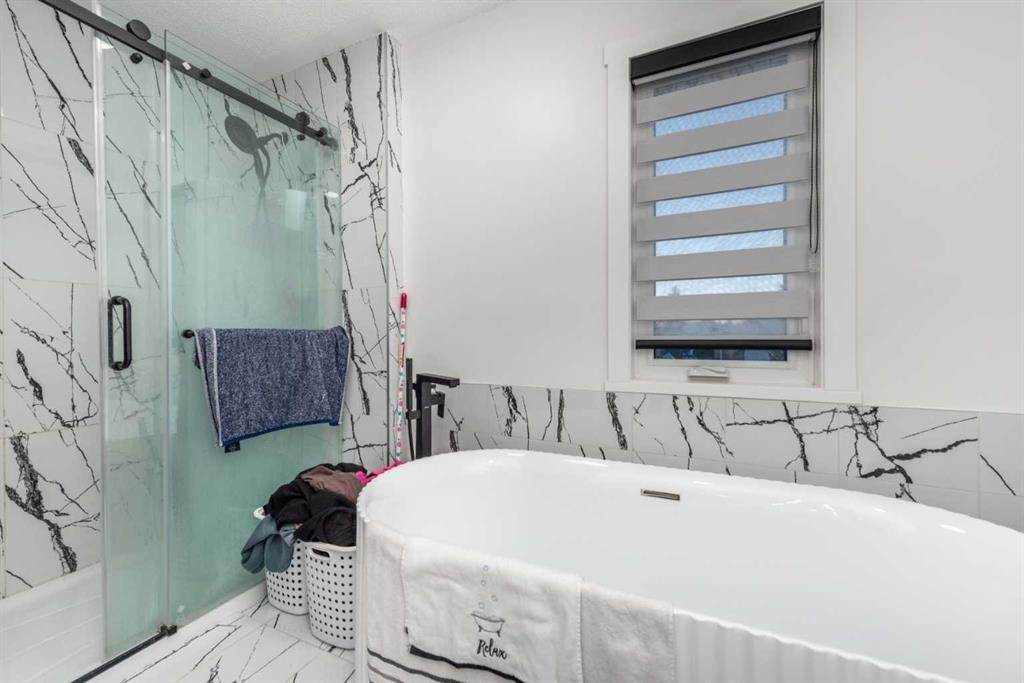 133 Woodbrook Road Sw, Calgary, AB - Indoor Photo Showing Bathroom