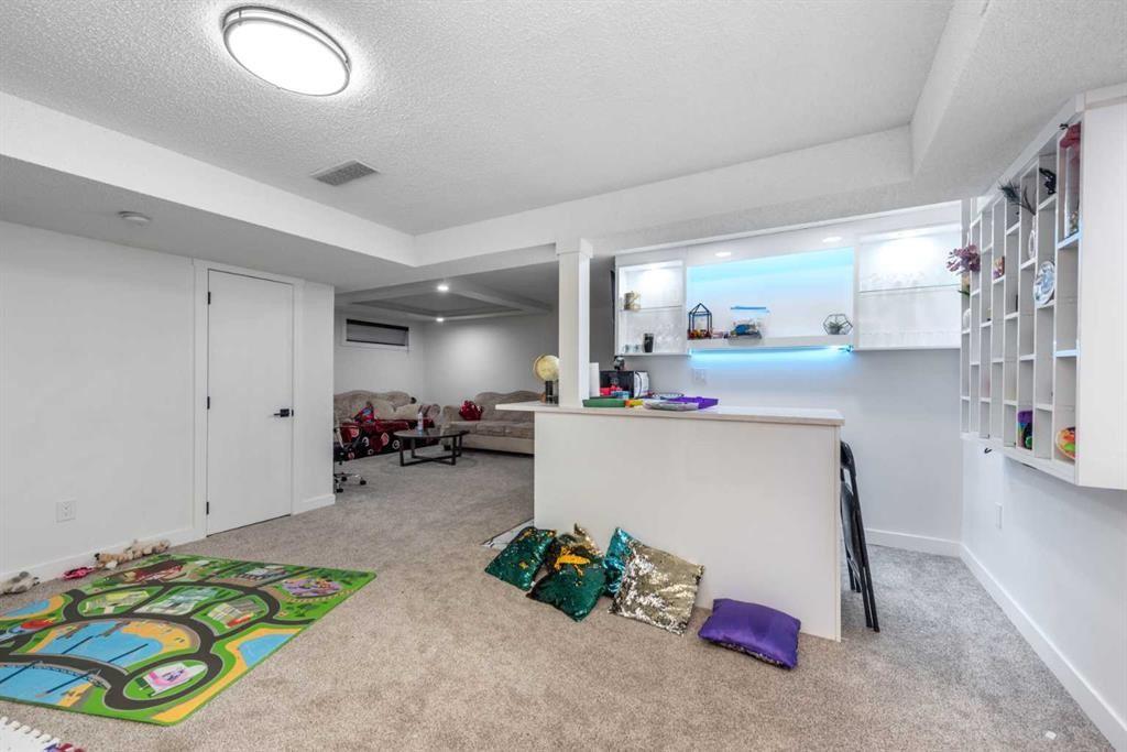 133 Woodbrook Road Sw, Calgary, AB - Indoor