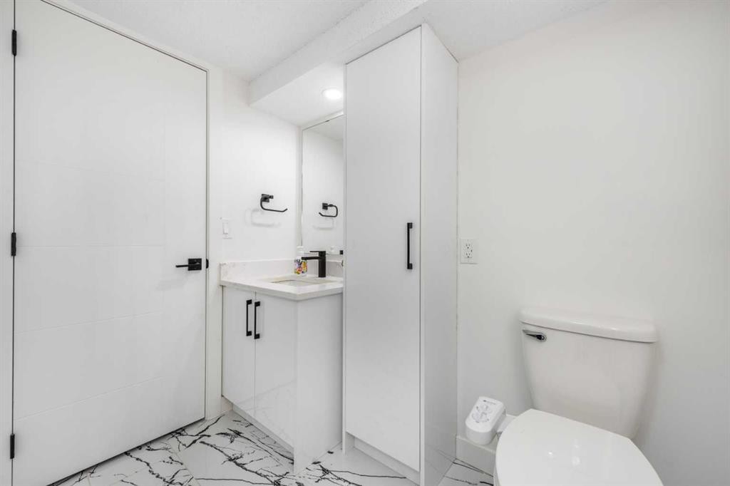 133 Woodbrook Road Sw, Calgary, AB - Indoor Photo Showing Bathroom