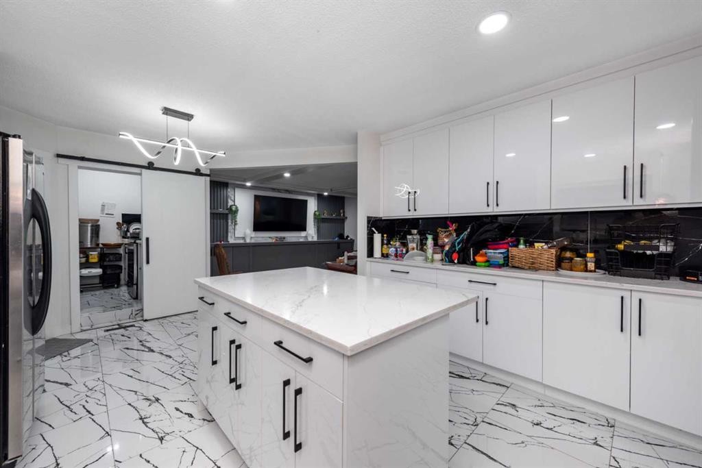 133 Woodbrook Road Sw, Calgary, AB - Indoor Photo Showing Kitchen