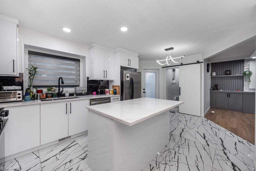 133 Woodbrook Road Sw, Calgary, AB - Indoor Photo Showing Kitchen