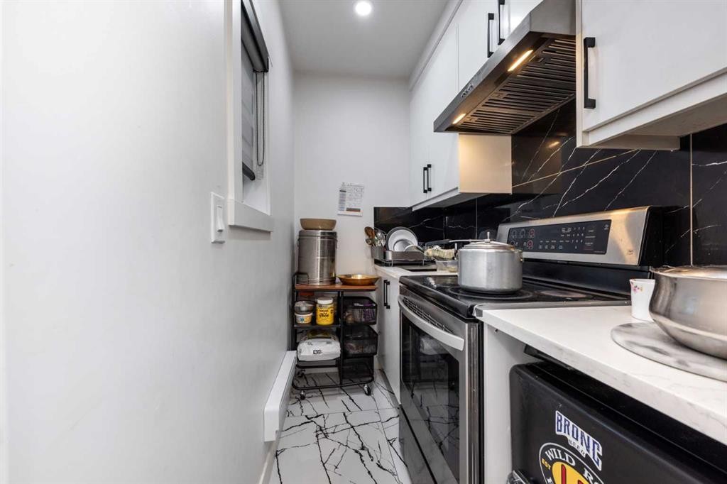 133 Woodbrook Road Sw, Calgary, AB - Indoor Photo Showing Kitchen