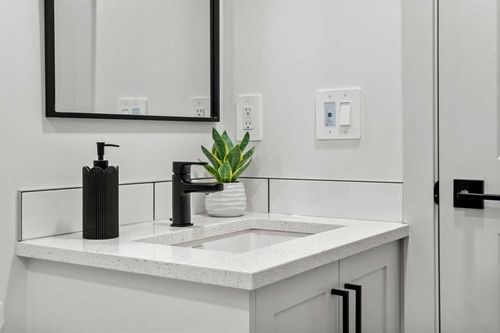 161 Lavender Manor Se, Calgary, AB - Indoor Photo Showing Bathroom