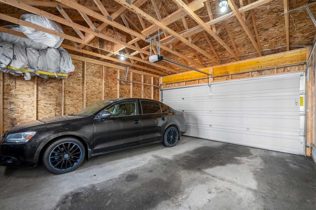 161 Lavender Manor Se, Calgary, AB - Indoor Photo Showing Garage