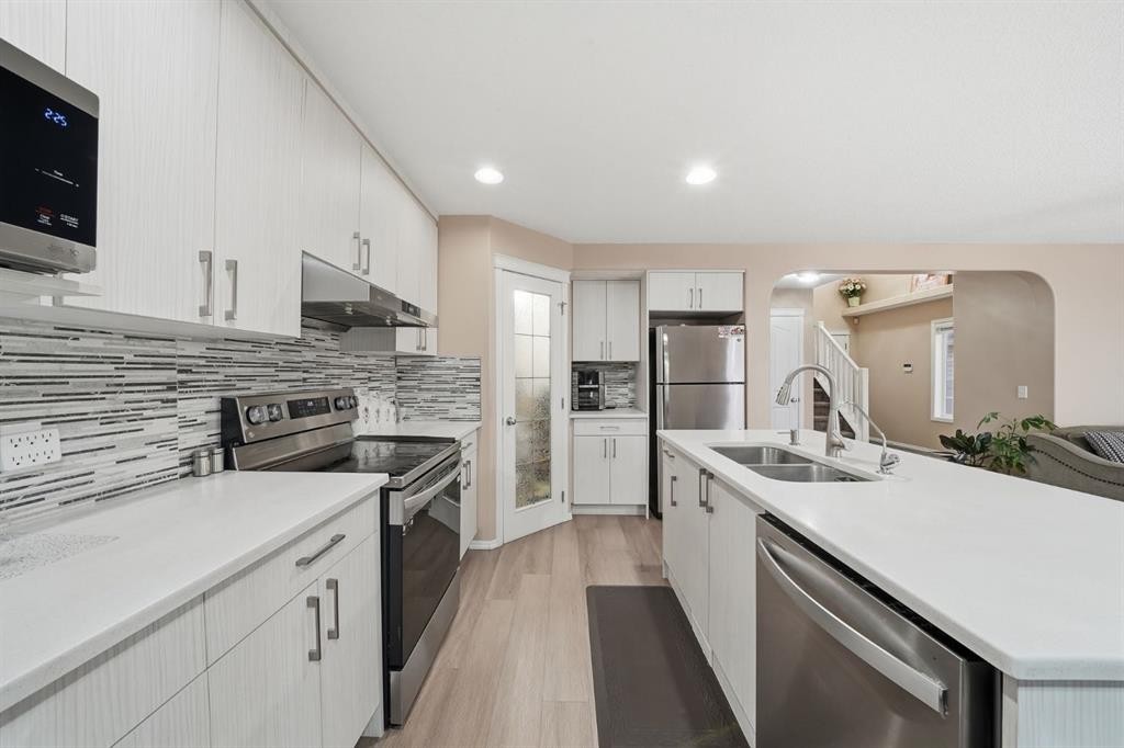 131 San Fernando Crescent Ne, Calgary, AB - Indoor Photo Showing Kitchen With Stainless Steel Kitchen With Double Sink With Upgraded Kitchen
