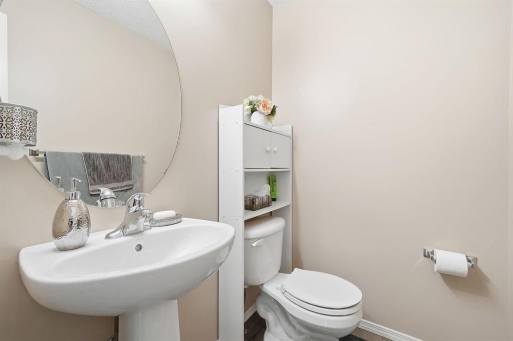 131 San Fernando Crescent Ne, Calgary, AB - Indoor Photo Showing Bathroom