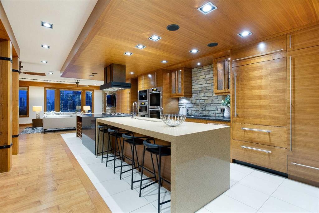 738 Crescent Road Nw, Calgary, AB - Indoor Photo Showing Other Room