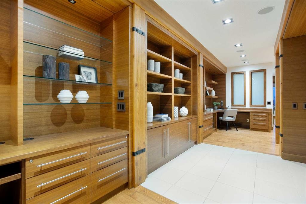 738 Crescent Road Nw, Calgary, AB - Indoor Photo Showing Other Room