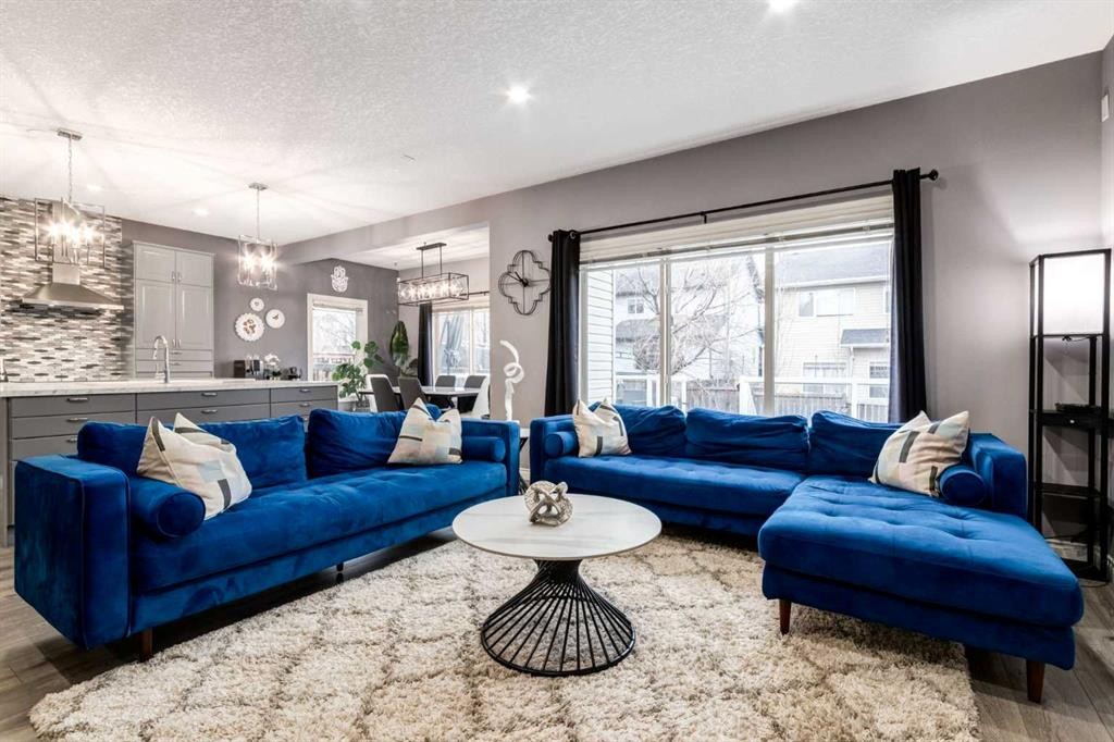 107 Evansbrooke Manor Nw, Calgary, AB - Indoor Photo Showing Living Room