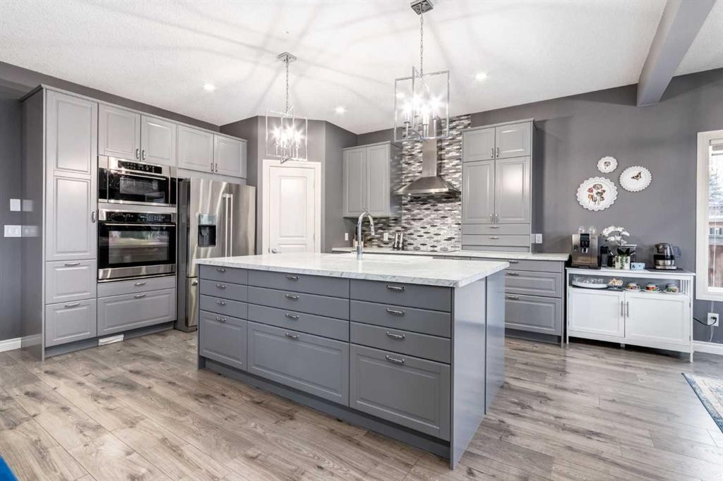 107 Evansbrooke Manor Nw, Calgary, AB - Indoor Photo Showing Kitchen With Upgraded Kitchen
