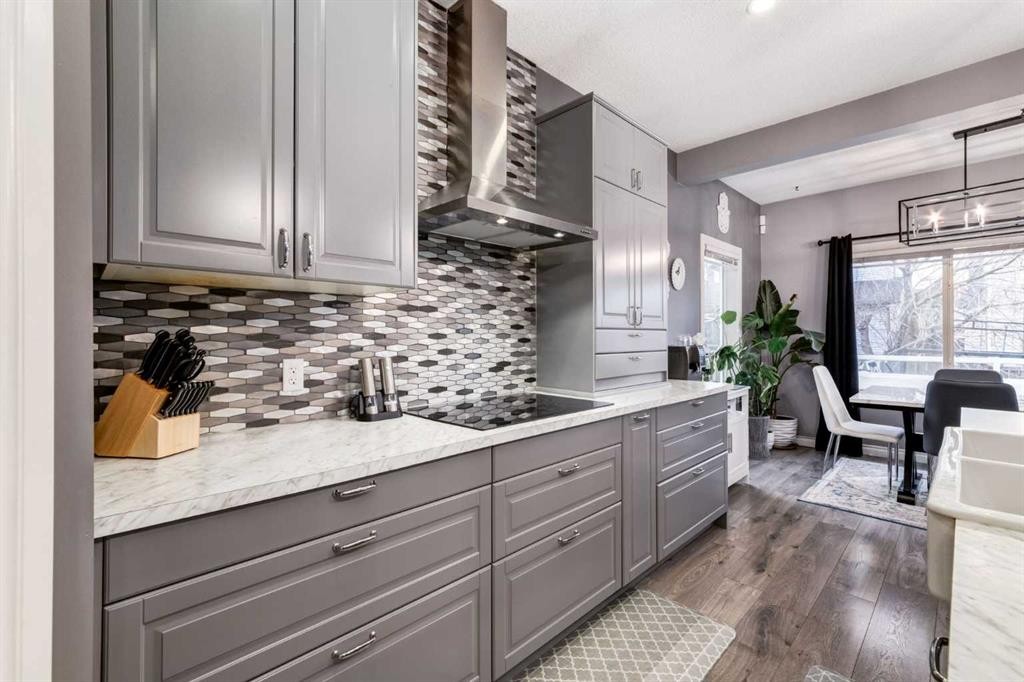 107 Evansbrooke Manor Nw, Calgary, AB - Indoor Photo Showing Kitchen With Upgraded Kitchen